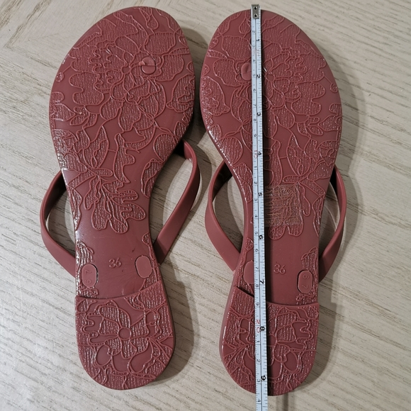 NWOT! Le Chateau Flip Flops - Picture 6 of 6